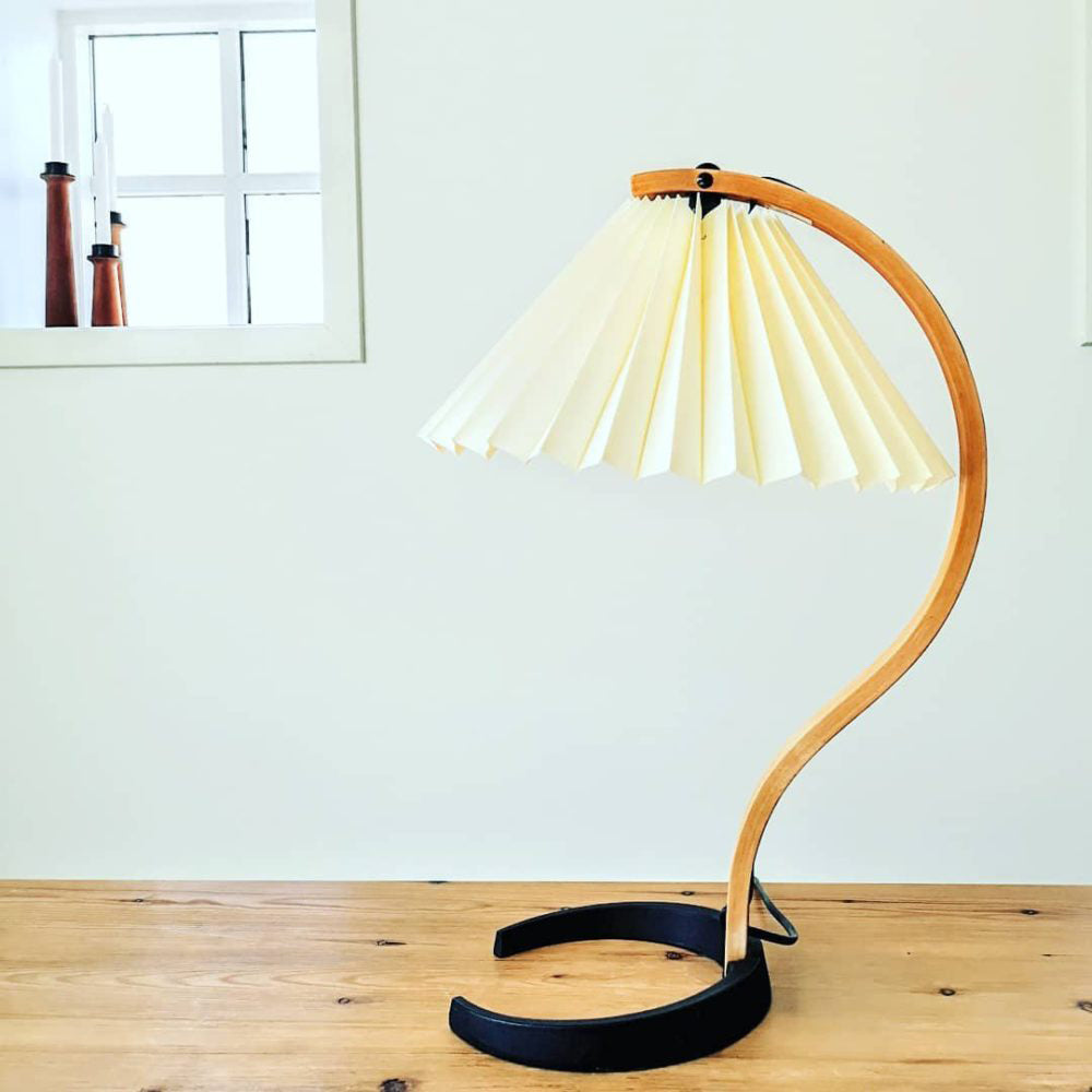 WoodFlow - Table Lamp with Natural Curves and Wooden Design