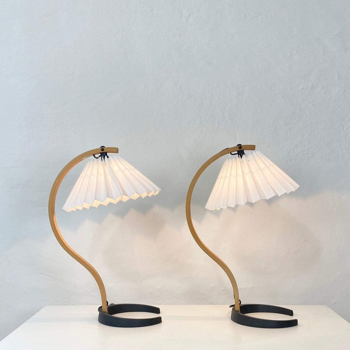 WoodFlow - Table Lamp with Natural Curves and Wooden Design