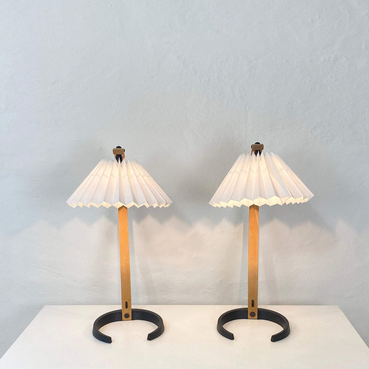 WoodFlow - Table Lamp with Natural Curves and Wooden Design