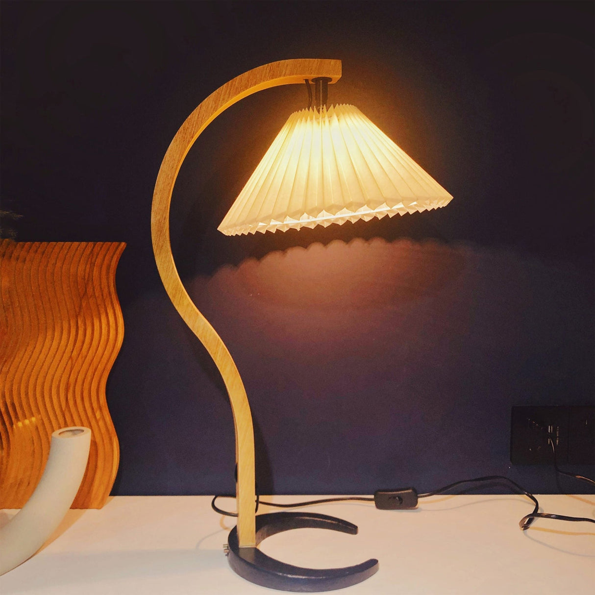 WoodFlow - Table Lamp with Natural Curves and Wooden Design
