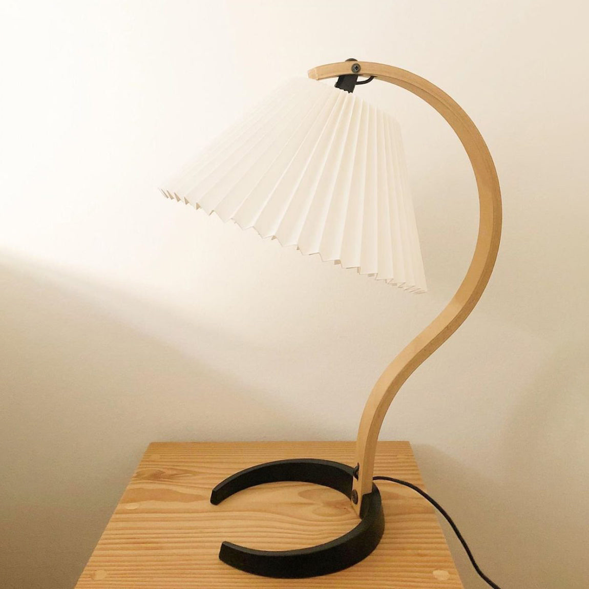 WoodFlow - Table Lamp with Natural Curves and Wooden Design