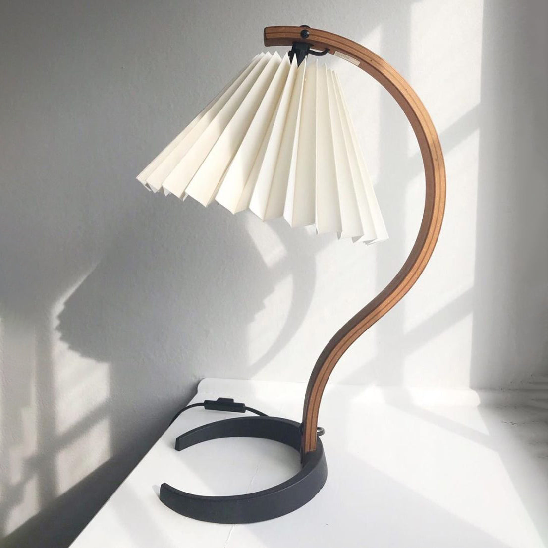 WoodFlow - Table Lamp with Natural Curves and Wooden Design