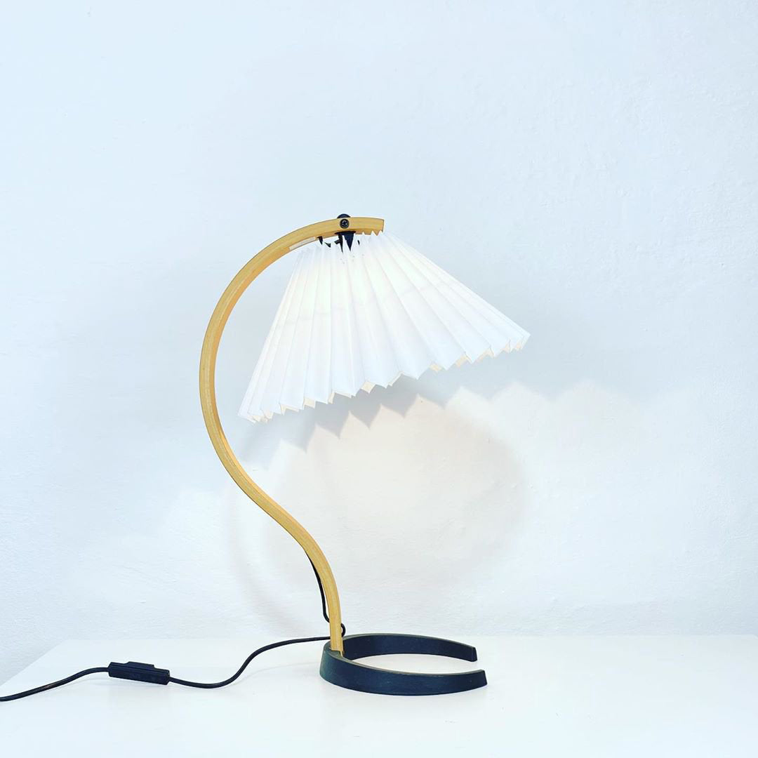 WoodFlow - Table Lamp with Natural Curves and Wooden Design