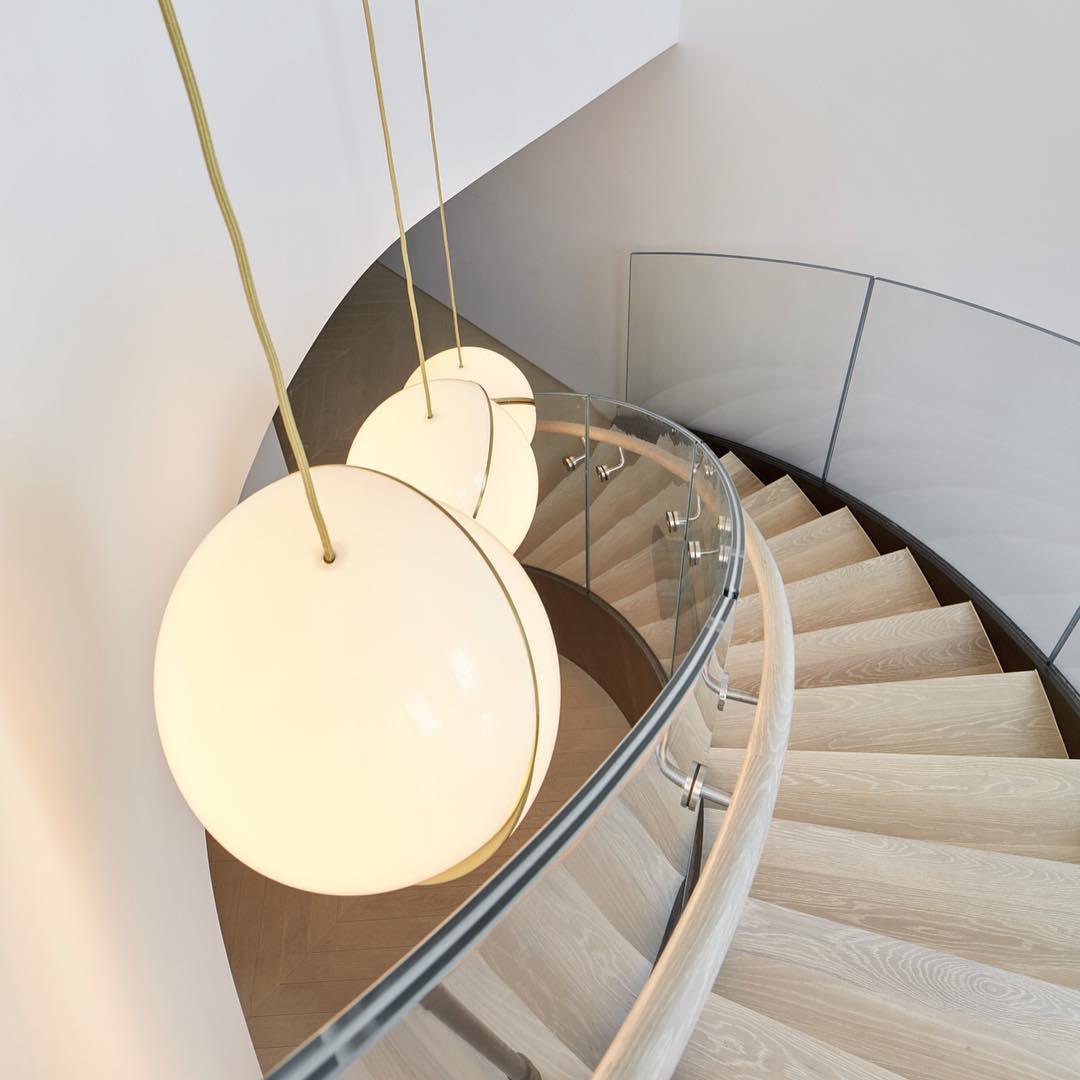 AstralAura – Crescent Moon Pendant Illumination