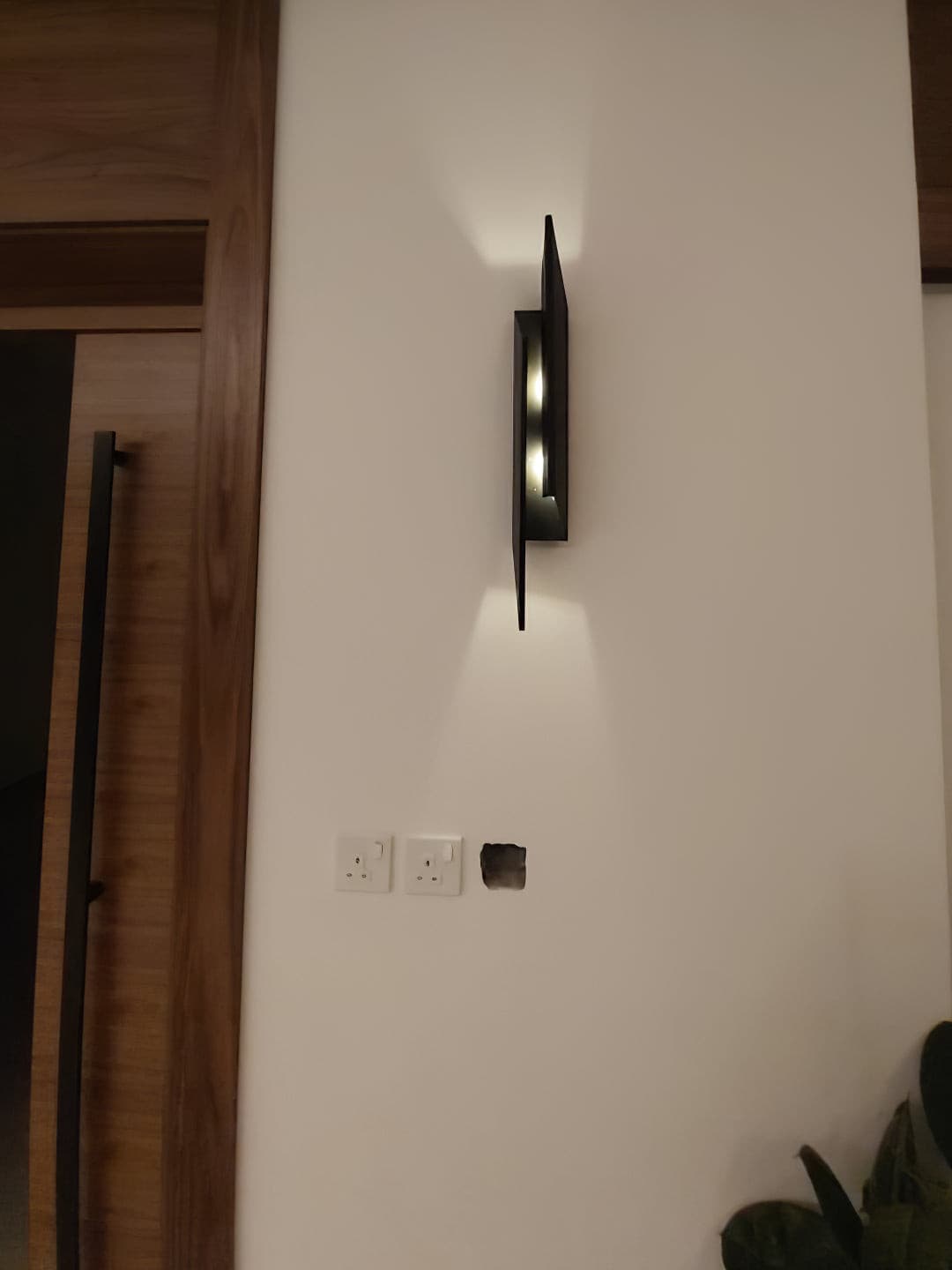 TechBeam – Sleek Modern Wall Light with Advanced Design