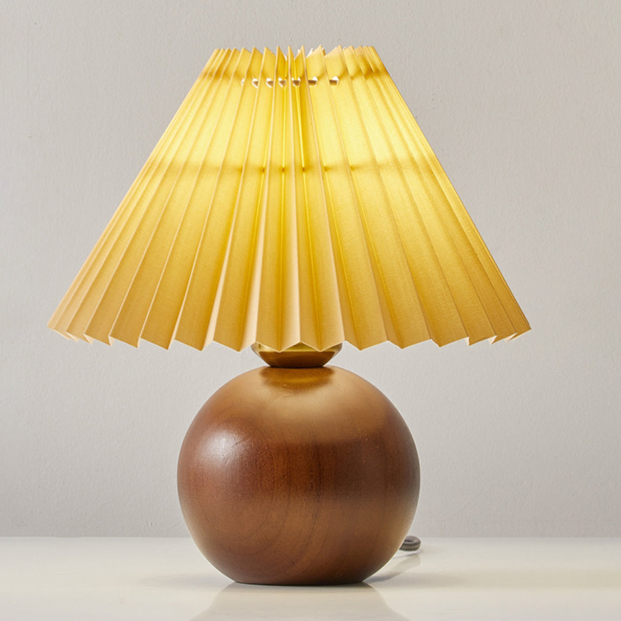 SiennaGlow - Tafel Lamp met Houten en Stoffen Ontwerp