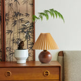 SiennaGlow - Tafel Lamp met Houten en Stoffen Ontwerp