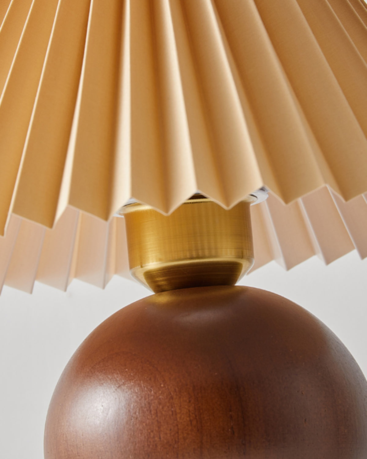 SiennaGlow - Tafel Lamp met Houten en Stoffen Ontwerp
