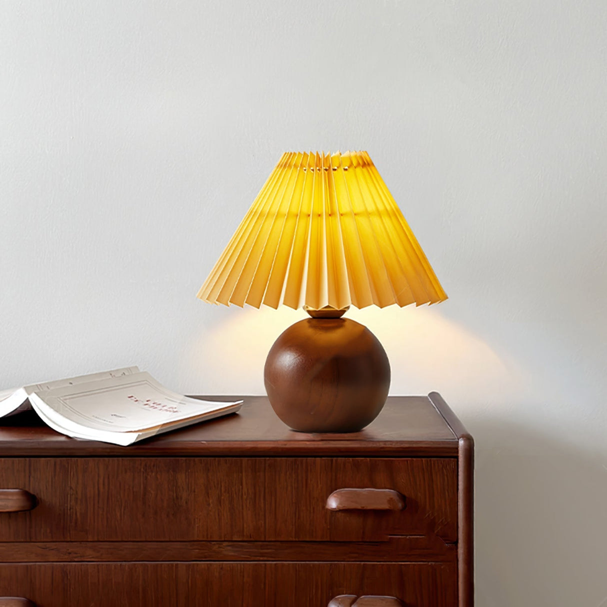 SiennaGlow - Tafel Lamp met Houten en Stoffen Ontwerp