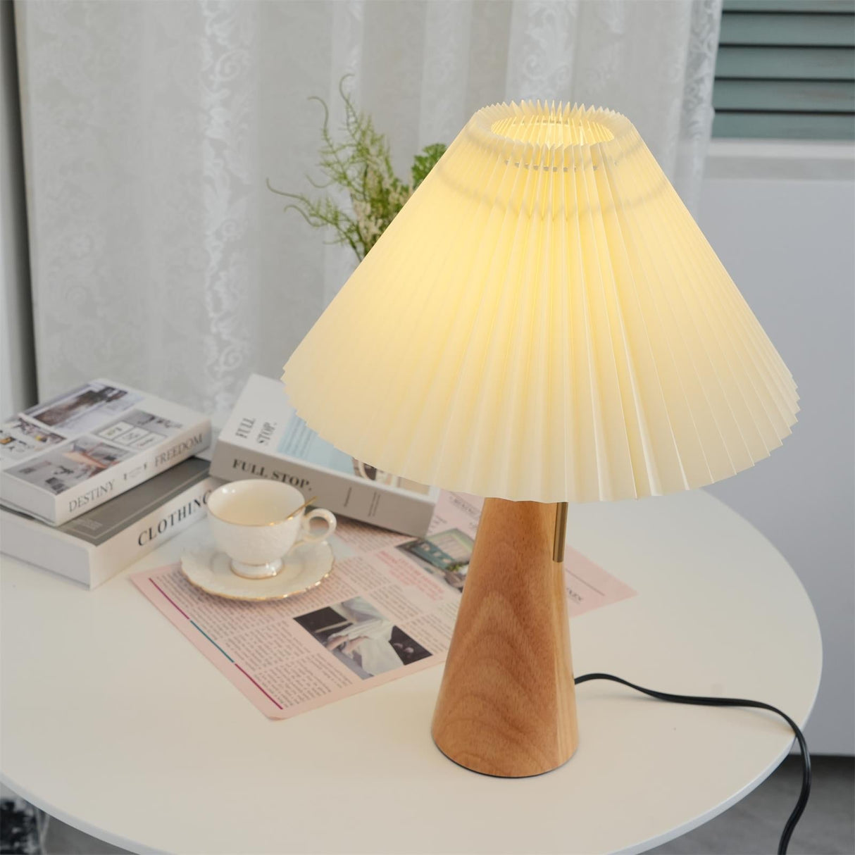 AntiqueRadiance – Elegant Wood and Metal Table Lamp