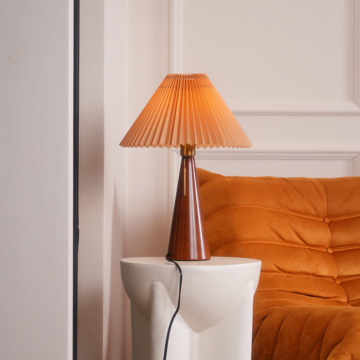 AntiqueRadiance – Elegant Wood and Metal Table Lamp