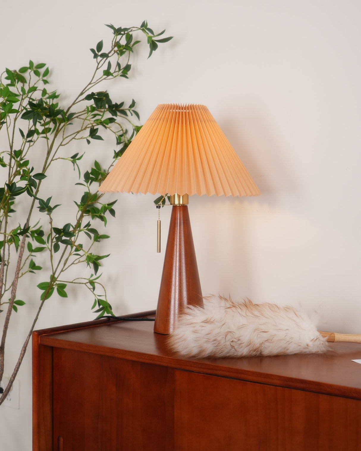 AntiqueRadiance – Elegant Wood and Metal Table Lamp