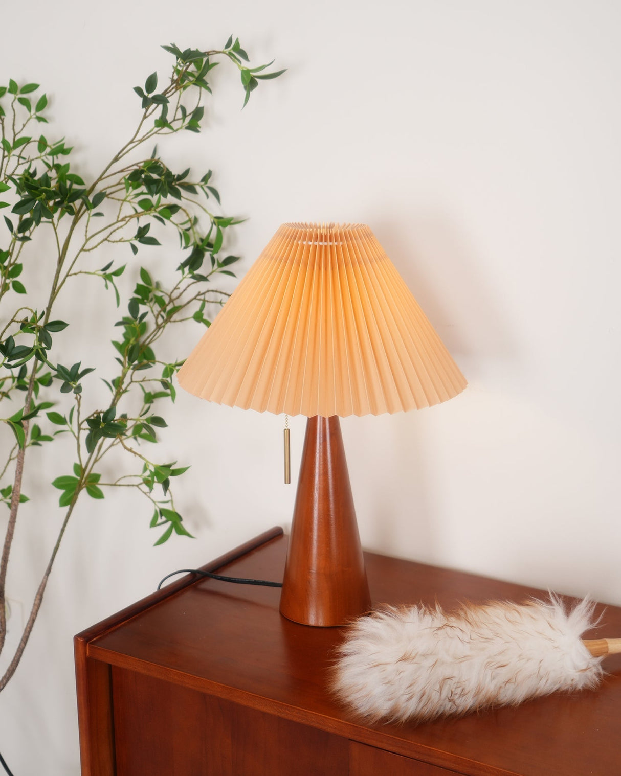 AntiqueRadiance – Elegant Wood and Metal Table Lamp