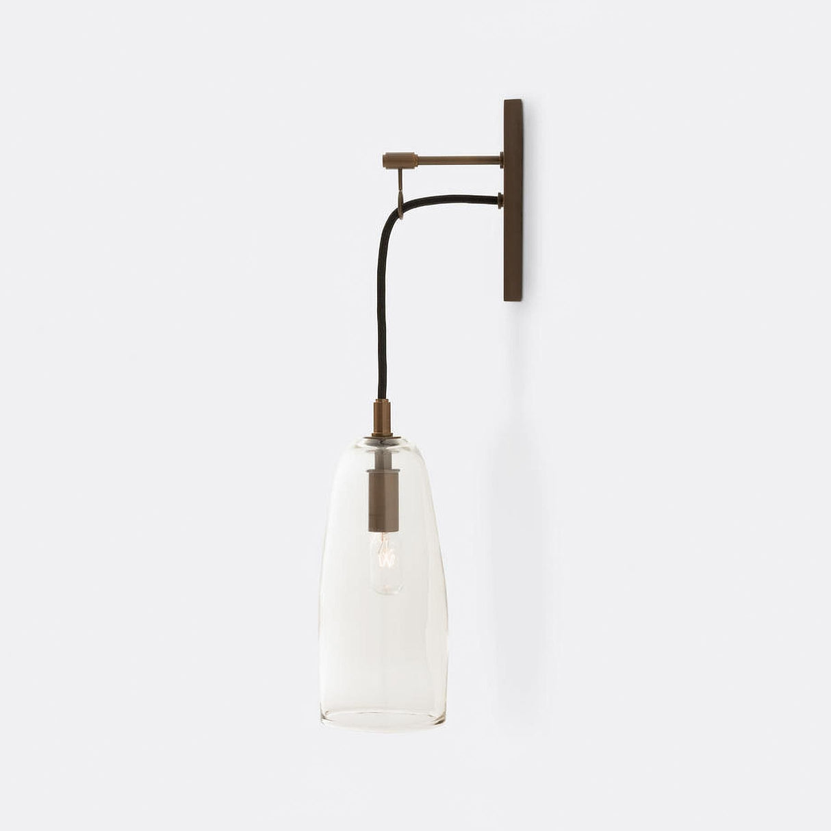 NovaGlow – Refined Gold Wall Lamp for Sophisticated Interiors