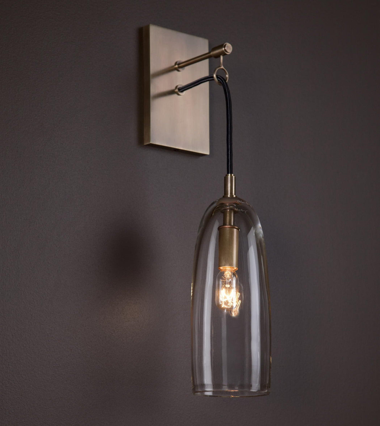 NovaGlow – Refined Gold Wall Lamp for Sophisticated Interiors