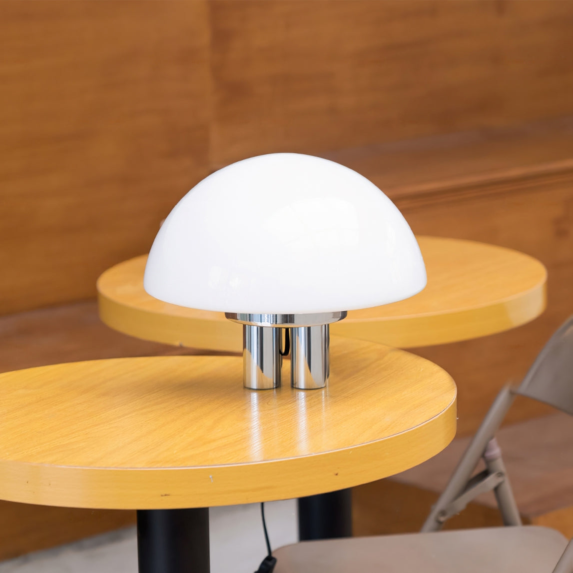 SilverAura – White Table Lamp with Chrome Base
