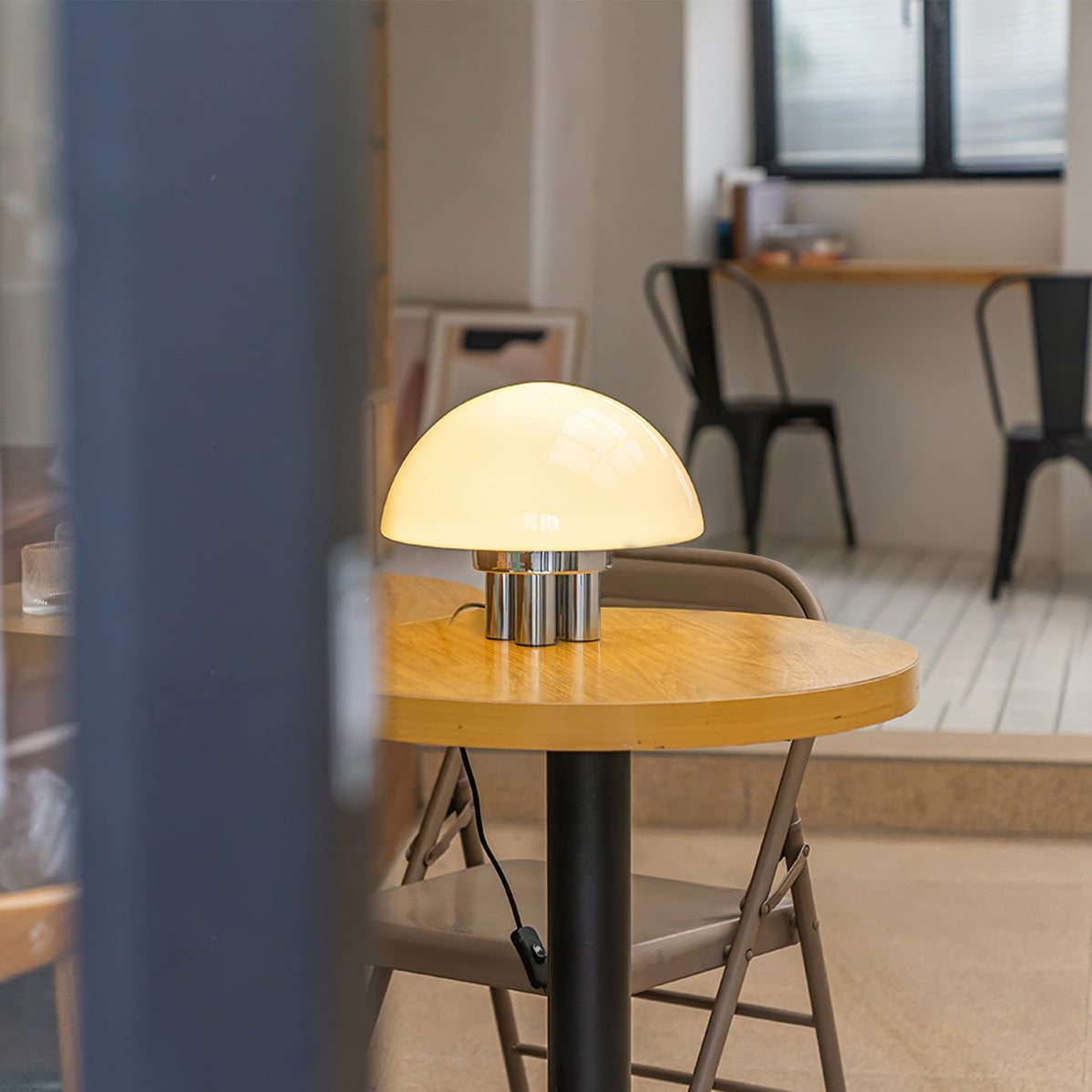 SilverAura – White Table Lamp with Chrome Base