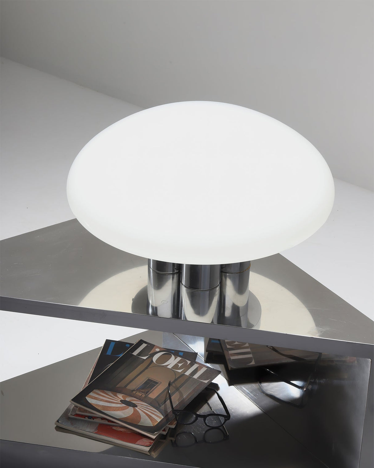 SilverAura – White Table Lamp with Chrome Base