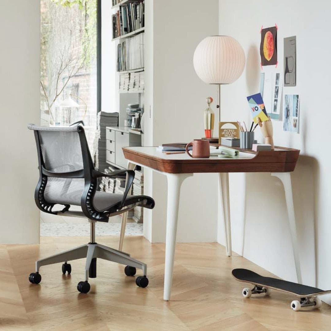 SteelAura – Elegant Table Lamp with Modern Appeal