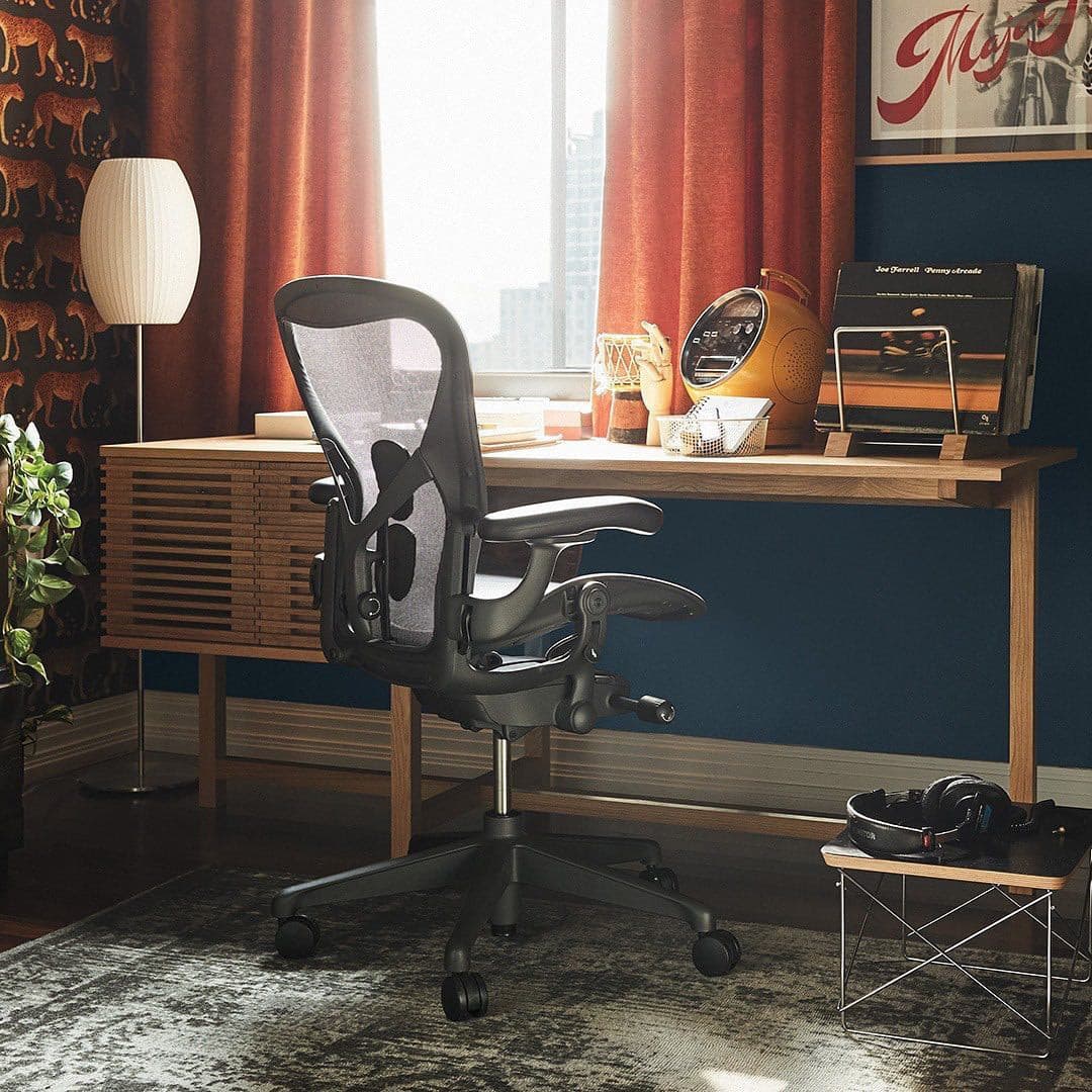 SteelAura – Elegant Table Lamp with Modern Appeal