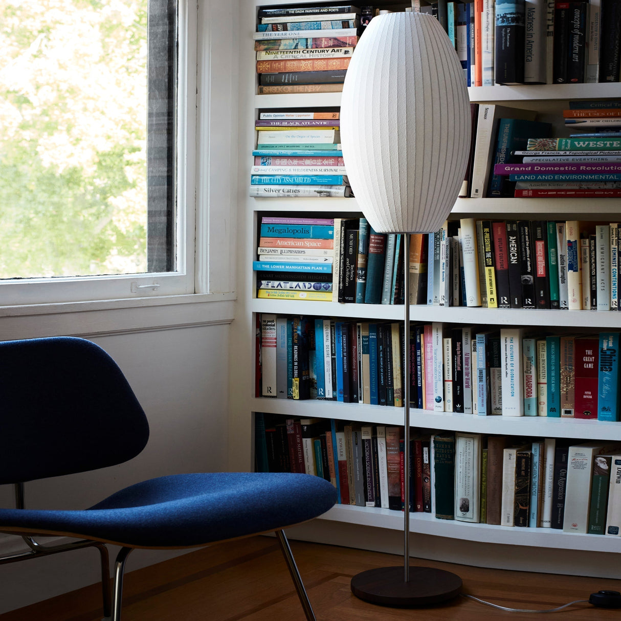 SteelAura – Elegant Table Lamp with Modern Appeal