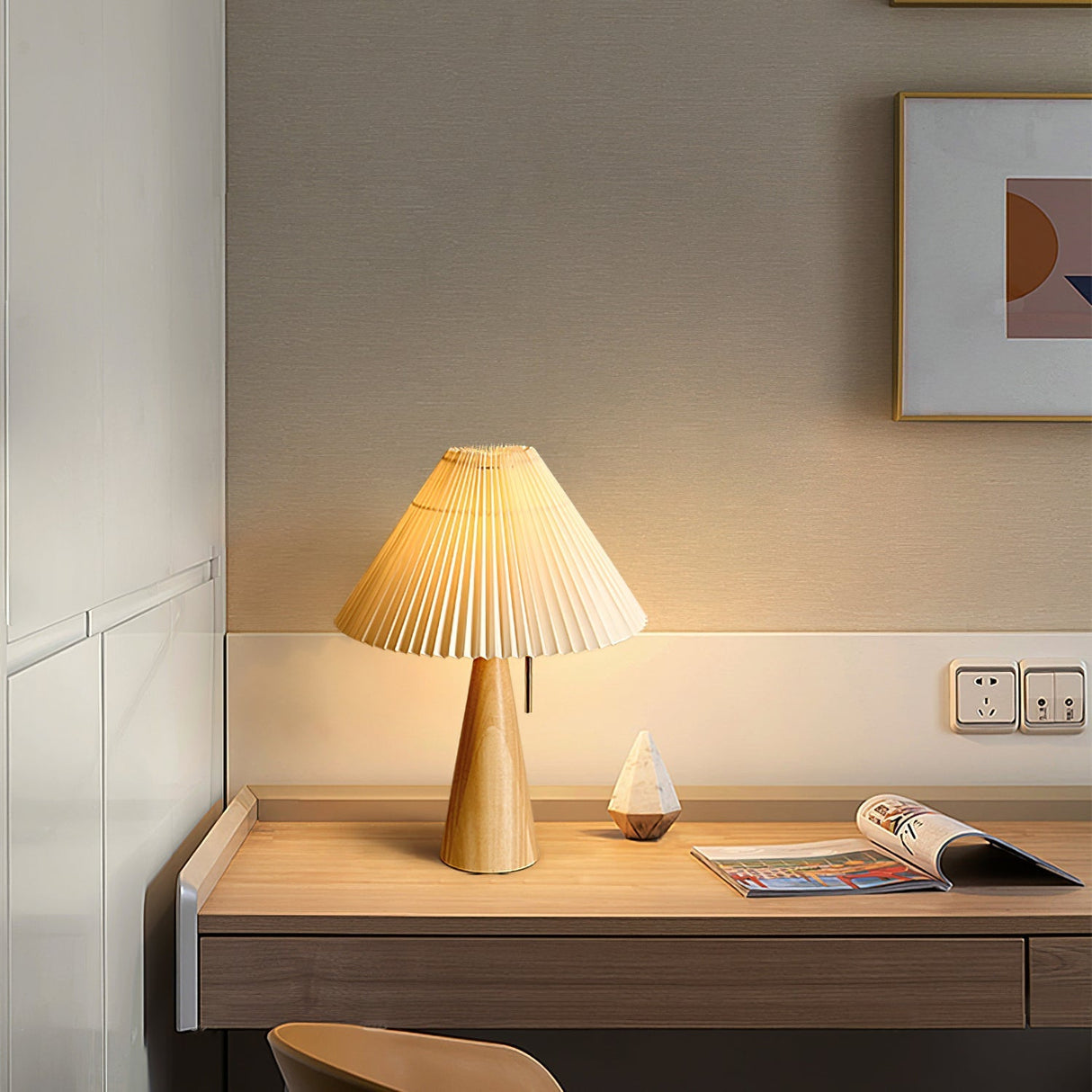 AntiqueRadiance – Elegant Wood and Metal Table Lamp