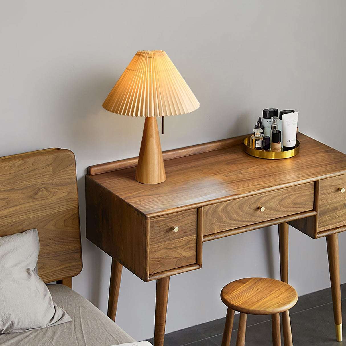 AntiqueRadiance – Elegant Wood and Metal Table Lamp