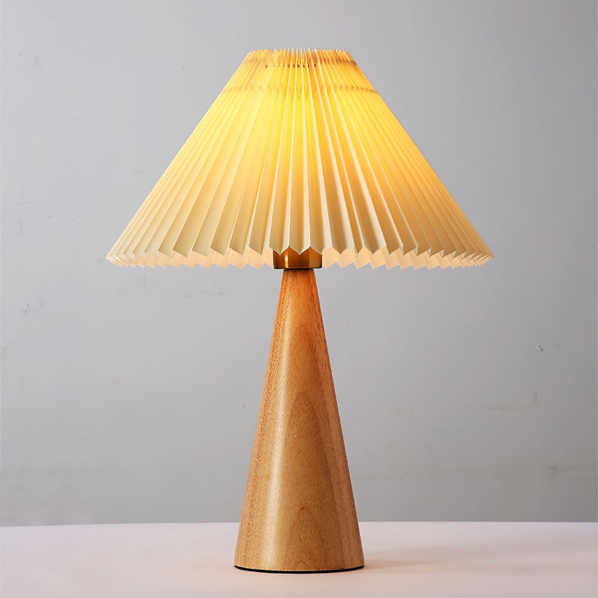 AntiqueRadiance – Elegant Wood and Metal Table Lamp