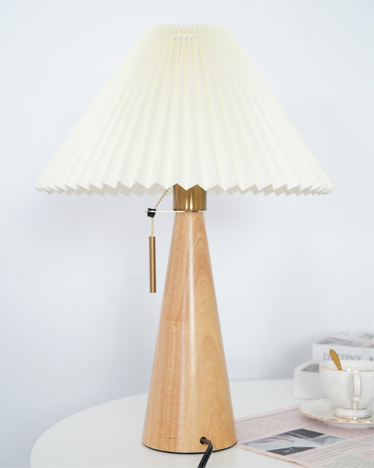 AntiqueRadiance – Elegant Wood and Metal Table Lamp
