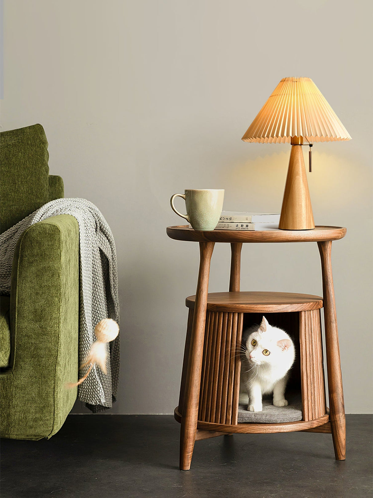 AntiqueRadiance – Elegant Wood and Metal Table Lamp
