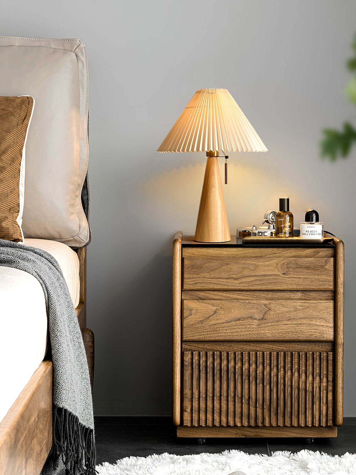 AntiqueRadiance – Elegant Wood and Metal Table Lamp
