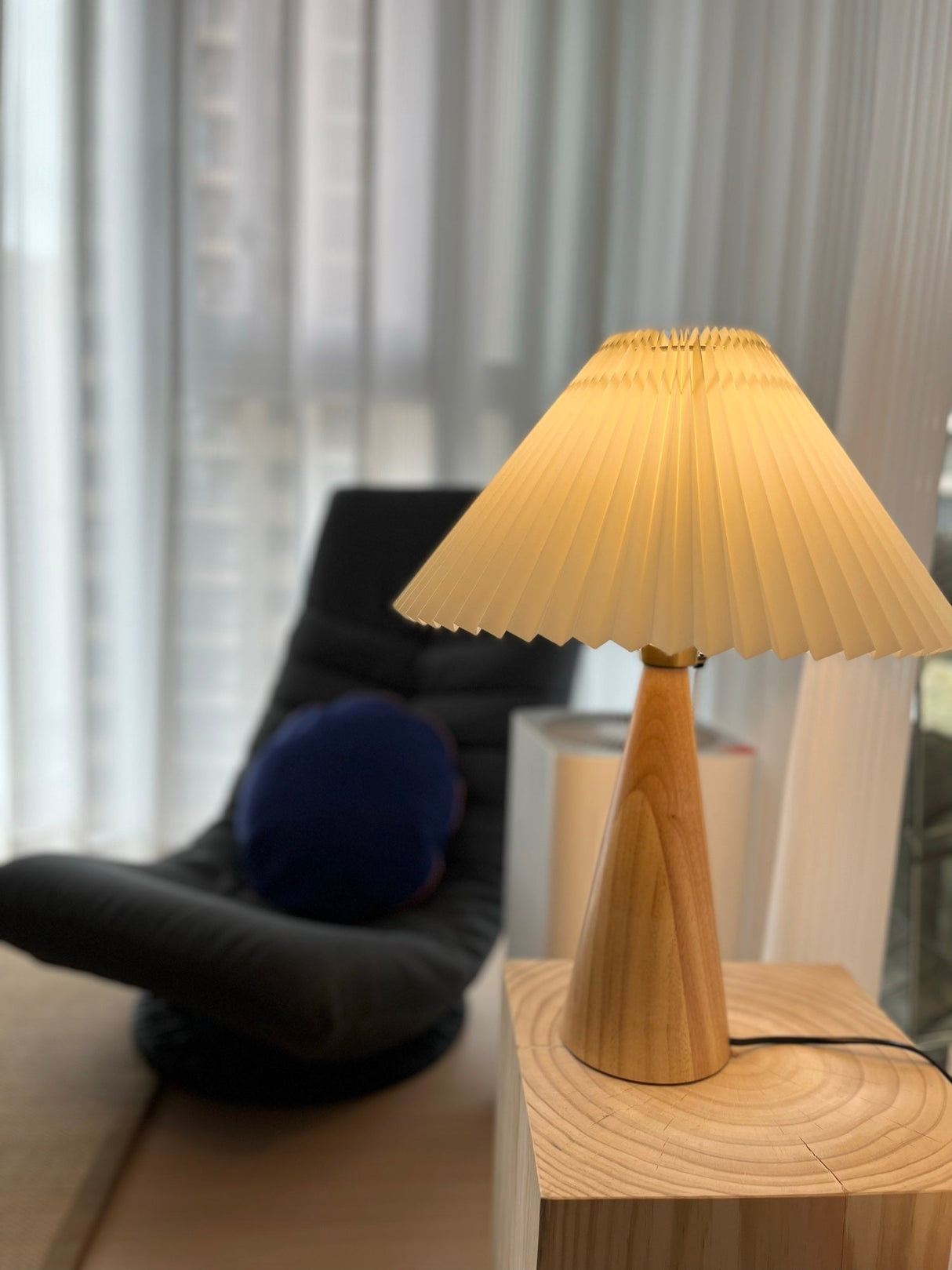 AntiqueRadiance – Elegant Wood and Metal Table Lamp