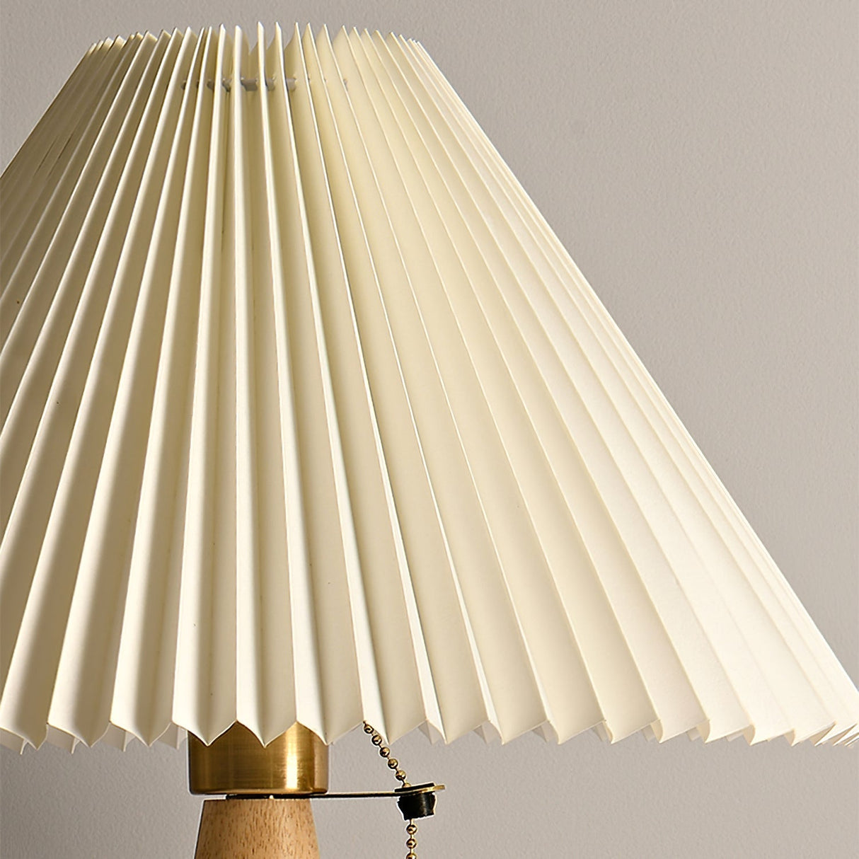 AntiqueRadiance – Elegant Wood and Metal Table Lamp