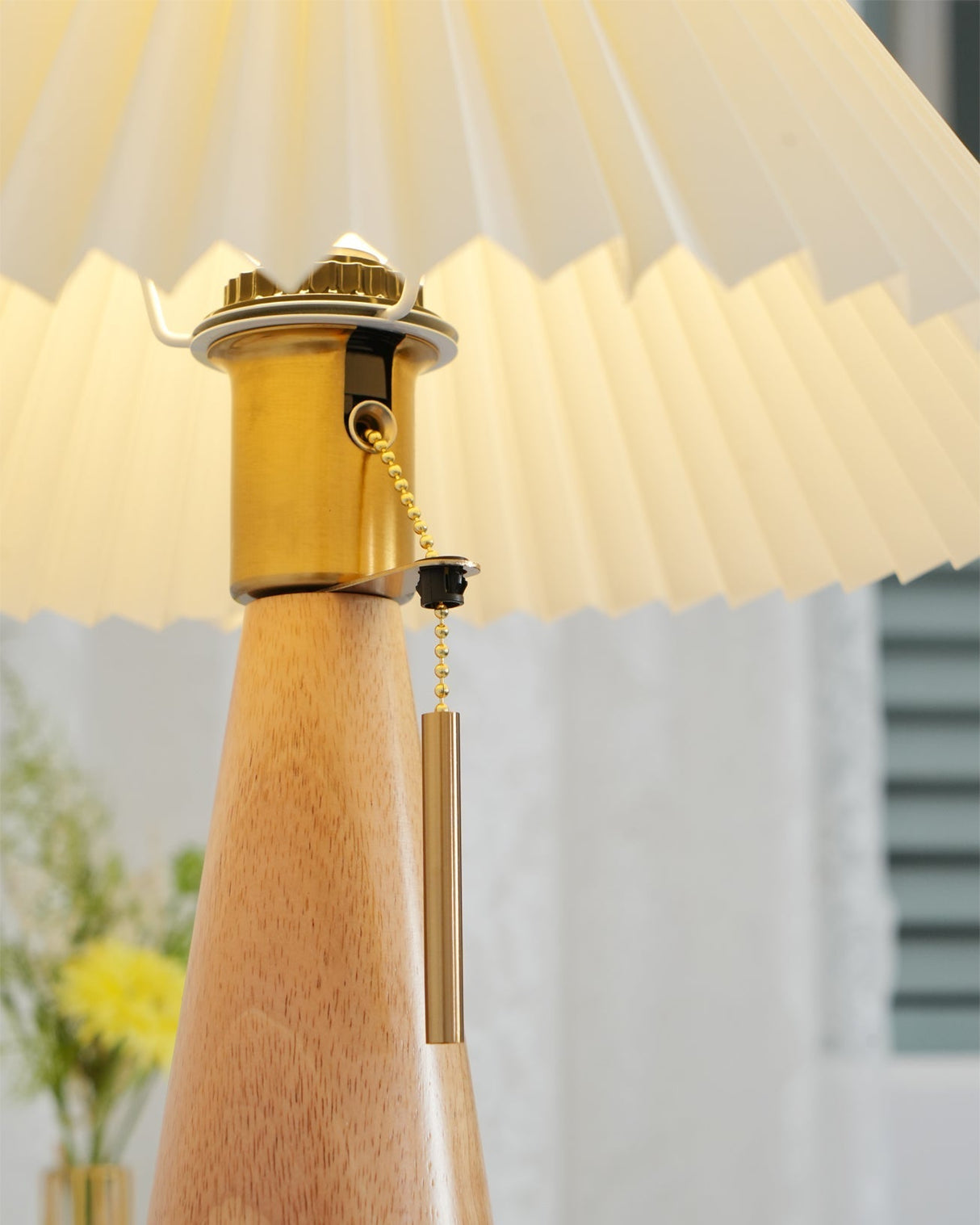 AntiqueRadiance – Elegant Wood and Metal Table Lamp