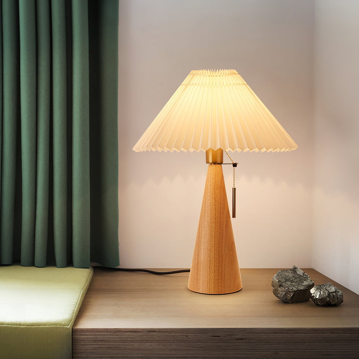 AntiqueRadiance – Elegant Wood and Metal Table Lamp