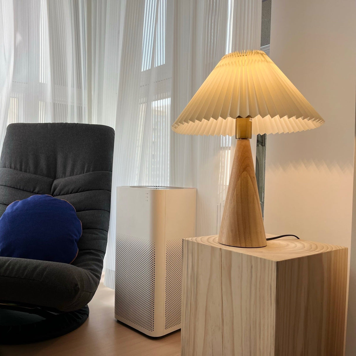 AntiqueRadiance – Elegant Wood and Metal Table Lamp