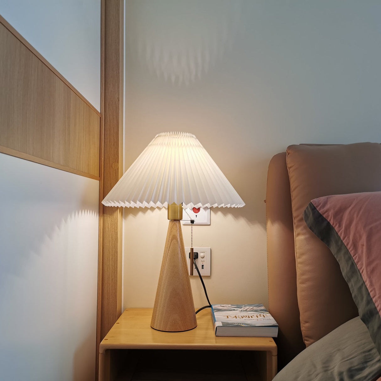 AntiqueRadiance – Elegant Wood and Metal Table Lamp